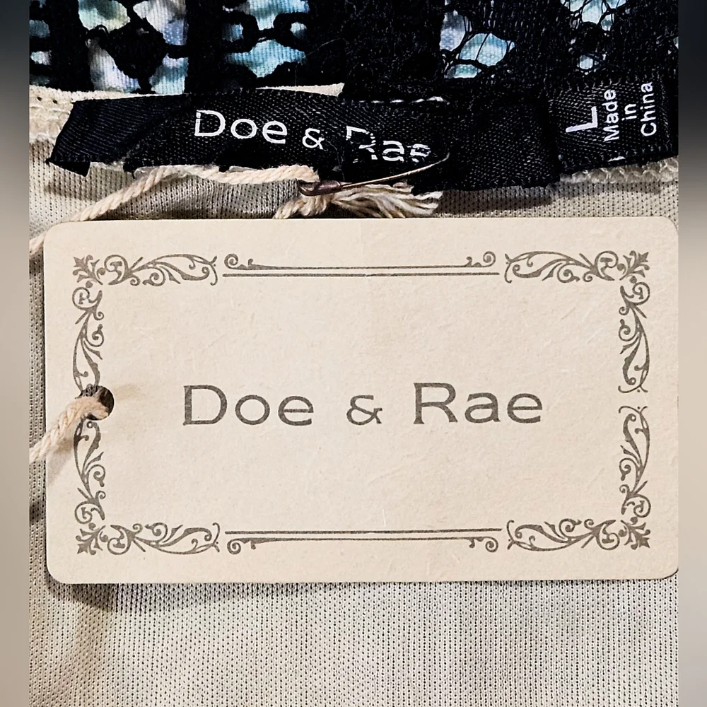 Doe & Rae Black Lace Geo Print V-Neck Short Sleeve Lined Dress Size L NWT‎